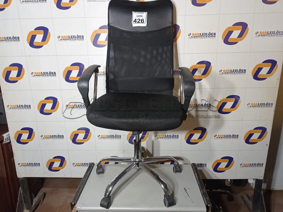 LOTE 426 - 01 CADEIRA DE ESCRITÓRIO COM ESPALDAR ALTO. (NO ESTADO) ATENÇÃO! FAZER A VISITAÇÃO ANTES DE ARREMATAR, NÃO SABEMOS SE FUNCIONA. LEILÃO NÃO TEM GARANTIA E NEM DEVOLUÇÃO, SUJEITO A POSSÍVEIS AVARIAS VISÍVEIS/OCULTAS E/OU AUSÊNCIA DE COMPONENTES.