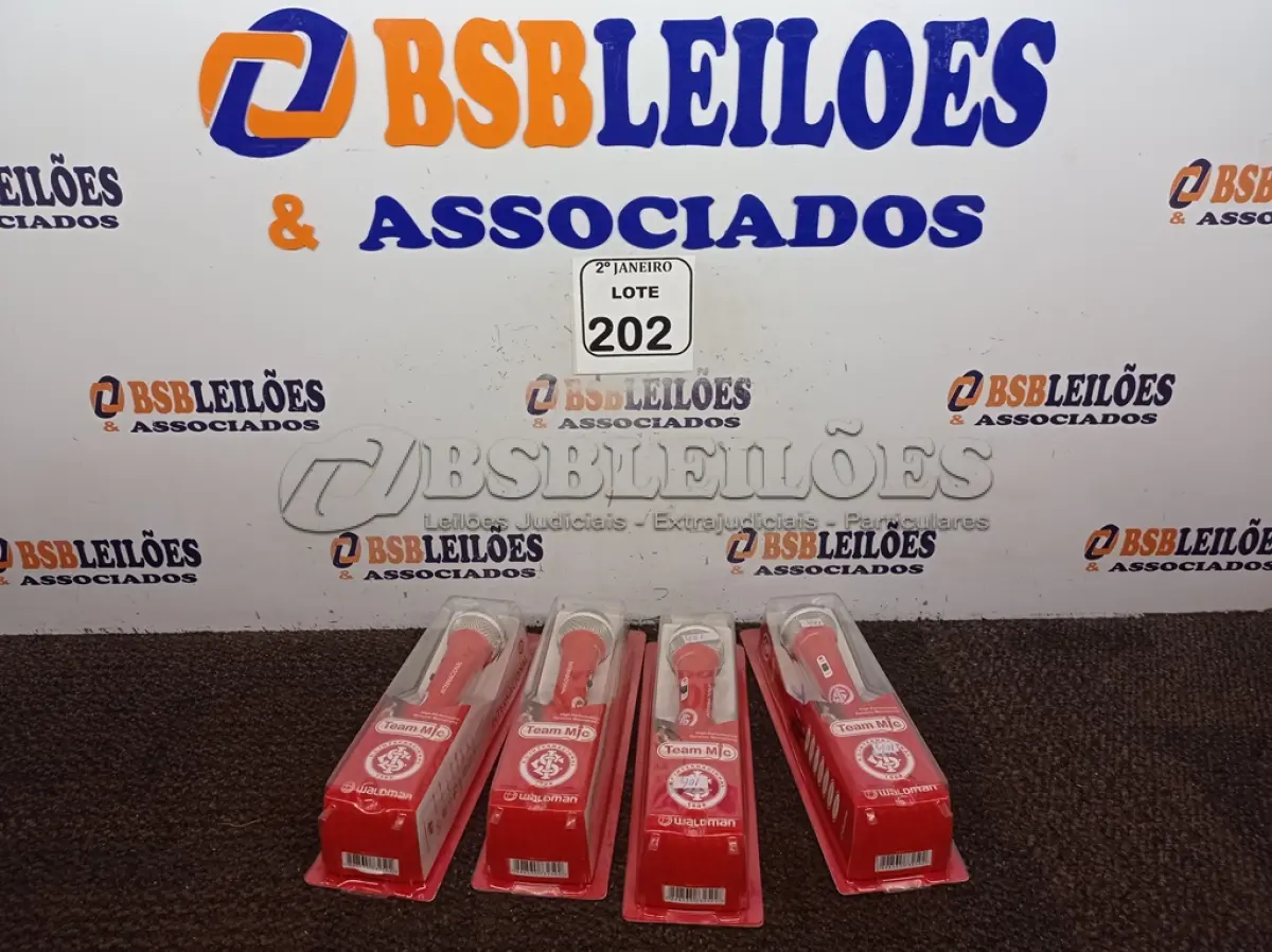 LOTE 202 - 04 MICROFONES SEMI PROFISSIONAL. (NO ESTADO) ATENÇÃO! FAZER A VISITAÇÃO ANTES DE ARREMATAR, NÃO SABEMOS SE FUNCIONA. LEILÃO NÃO TEM GARANTIA E NEM DEVOLUÇÃO, SUJEITO A POSSÍVEIS AVARIAS VISÍVEIS/OCULTAS E/OU AUSÊNCIA DE COMPONENTES.