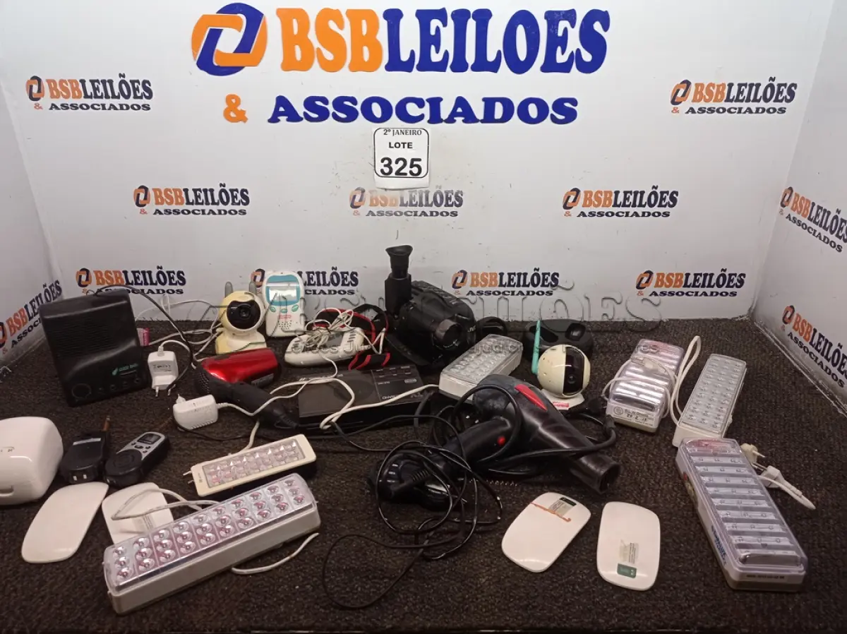 LOTE 325 - 01 LOTE C/ LUMINÁRIAS DIVERSAS E FILMADORA ANTIGA. (NO ESTADO) ATENÇÃO! FAZER A VISITAÇÃO ANTES DE ARREMATAR, NÃO SABEMOS SE FUNCIONA. LEILÃO NÃO TEM GARANTIA E NEM DEVOLUÇÃO, SUJEITO A POSSÍVEIS AVARIAS VISÍVEIS/OCULTAS E/OU AUSÊNCIA DE COMPONENTES.