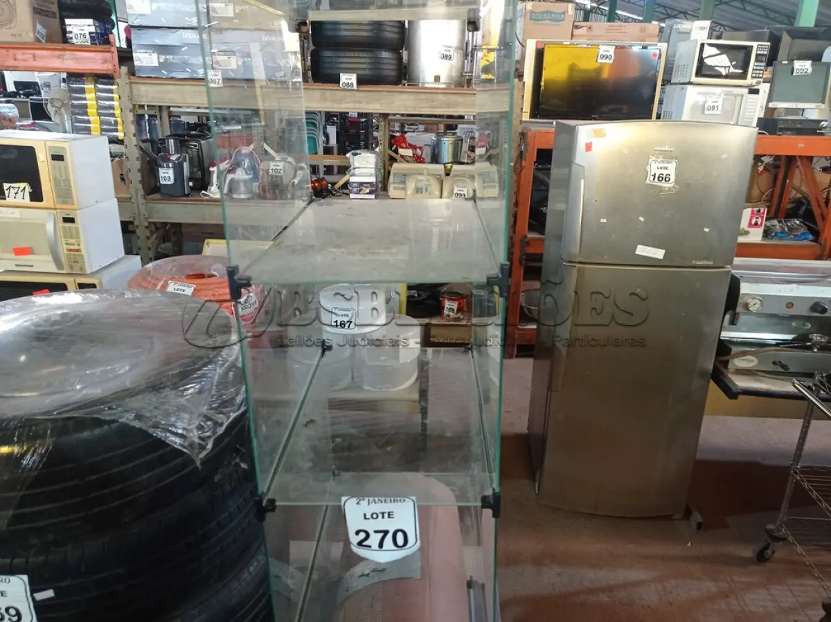 LOTE 270 - 01 ESTANTE EM VIDRO E 01 SACO DE PANCADA. (NO ESTADO) ATENÇÃO! FAZER A VISITAÇÃO ANTES DE ARREMATAR, NÃO SABEMOS SE FUNCIONA. LEILÃO NÃO TEM GARANTIA E NEM DEVOLUÇÃO, SUJEITO A POSSÍVEIS AVARIAS VISÍVEIS/OCULTAS E/OU AUSÊNCIA DE COMPONENTES.