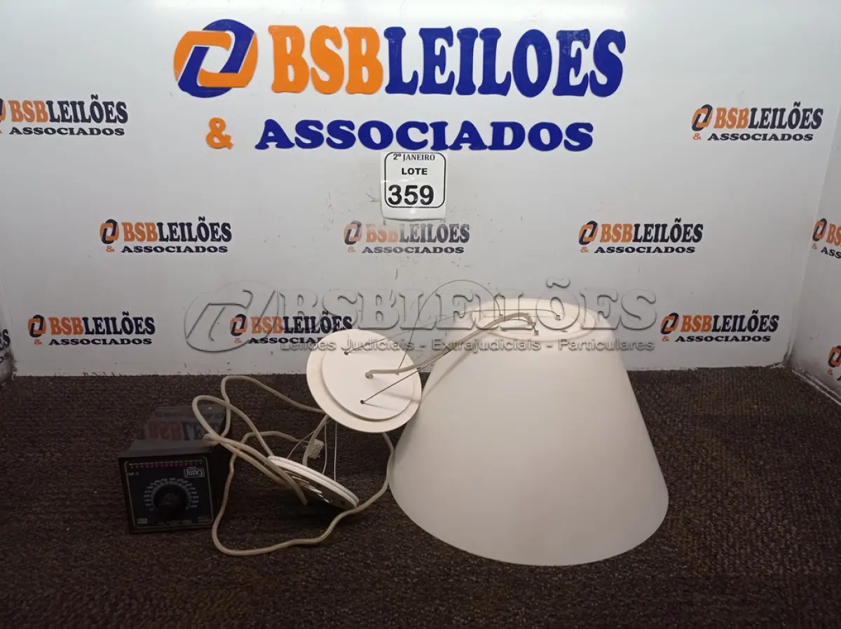 LOTE 359 - 01 LUMINÁRIA DE TETO. (NO ESTADO) ATENÇÃO! FAZER A VISITAÇÃO ANTES DE ARREMATAR, NÃO SABEMOS SE FUNCIONA. LEILÃO NÃO TEM GARANTIA E NEM DEVOLUÇÃO, SUJEITO A POSSÍVEIS AVARIAS VISÍVEIS/OCULTAS E/OU AUSÊNCIA DE COMPONENTES.