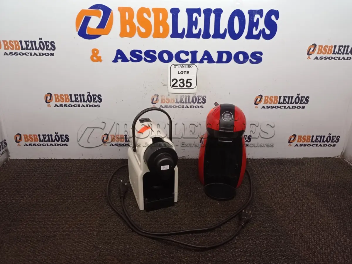 LOTE 235 - 02 CAFETEIRAS ELÉTRICAS. (NO ESTADO) ATENÇÃO! FAZER A VISITAÇÃO ANTES DE ARREMATAR, NÃO SABEMOS SE FUNCIONA. LEILÃO NÃO TEM GARANTIA E NEM DEVOLUÇÃO, SUJEITO A POSSÍVEIS AVARIAS VISÍVEIS/OCULTAS E/OU AUSÊNCIA DE COMPONENTES.