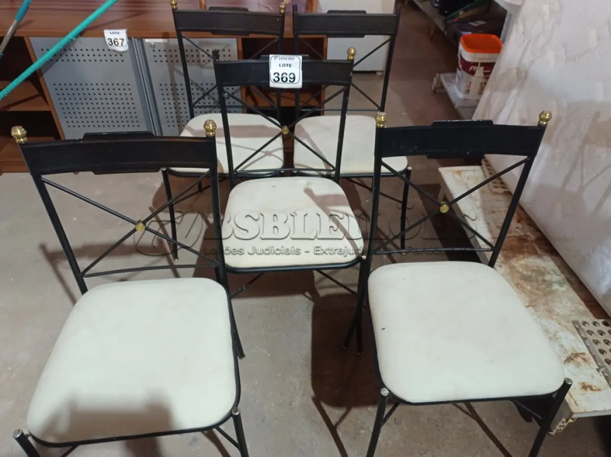 LOTE 369 - 05 CADEIRAS EM FERRO C/ ACENTO ESTOFADOS. (NO ESTADO) ATENÇÃO! FAZER A VISITAÇÃO ANTES DE ARREMATAR, NÃO SABEMOS SE FUNCIONA. LEILÃO NÃO TEM GARANTIA E NEM DEVOLUÇÃO, SUJEITO A POSSÍVEIS AVARIAS VISÍVEIS/OCULTAS E/OU AUSÊNCIA DE COMPONENTES.