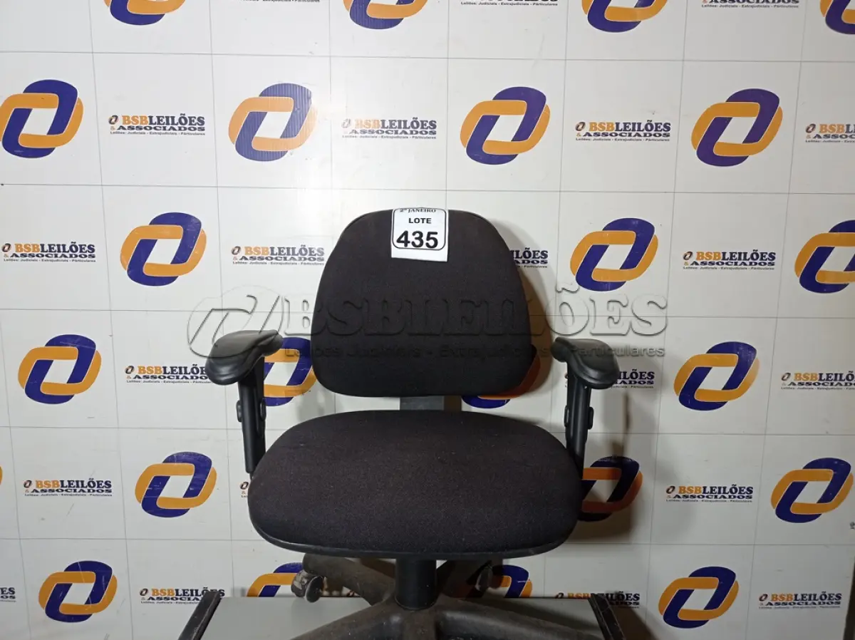 LOTE 435 - 01 CADEIRA DE ESCRITÓRIO GIRATÓRIA. (NO ESTADO) ATENÇÃO! FAZER A VISITAÇÃO ANTES DE ARREMATAR, NÃO SABEMOS SE FUNCIONA. LEILÃO NÃO TEM GARANTIA E NEM DEVOLUÇÃO, SUJEITO A POSSÍVEIS AVARIAS VISÍVEIS/OCULTAS E/OU AUSÊNCIA DE COMPONENTES.