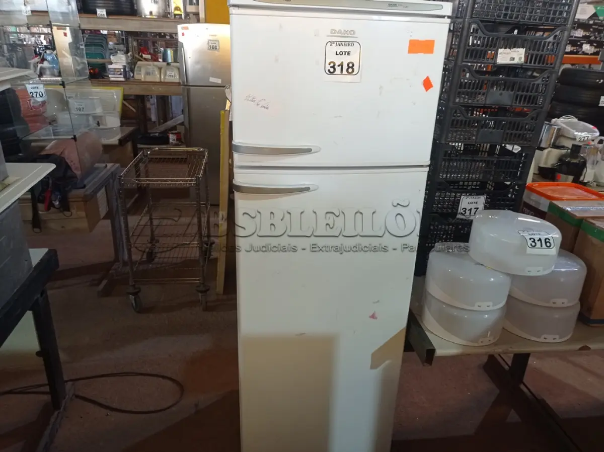 LOTE 318 - 01 GELADEIRA MARCA DACO 220V. (NO ESTADO) ATENÇÃO! FAZER A VISITAÇÃO ANTES DE ARREMATAR, NÃO SABEMOS SE FUNCIONA. LEILÃO NÃO TEM GARANTIA E NEM DEVOLUÇÃO, SUJEITO A POSSÍVEIS AVARIAS VISÍVEIS/OCULTAS E/OU AUSÊNCIA DE COMPONENTES.