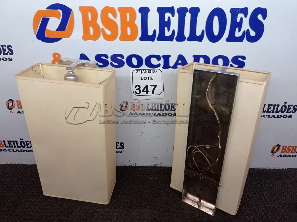 LOTE 347 - 02 LUMINÁRIAS DE TETO. (NO ESTADO) ATENÇÃO! FAZER A VISITAÇÃO ANTES DE ARREMATAR, NÃO SABEMOS SE FUNCIONA. LEILÃO NÃO TEM GARANTIA E NEM DEVOLUÇÃO, SUJEITO A POSSÍVEIS AVARIAS VISÍVEIS/OCULTAS E/OU AUSÊNCIA DE COMPONENTES.