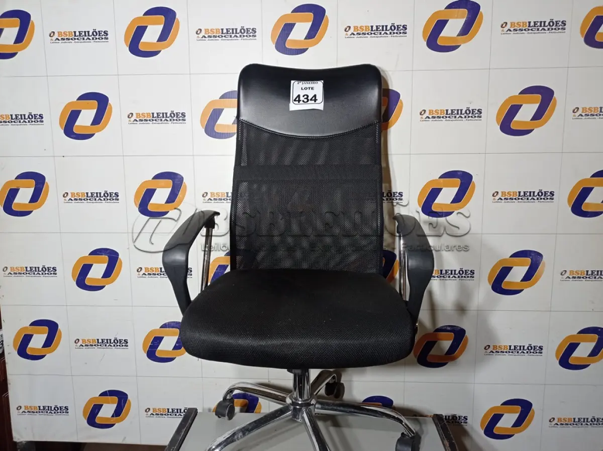 LOTE 434 - 01 CADEIRA DE ESCRITÓRIO COM ESPALDAR ALTO. (NO ESTADO) ATENÇÃO! FAZER A VISITAÇÃO ANTES DE ARREMATAR, NÃO SABEMOS SE FUNCIONA. LEILÃO NÃO TEM GARANTIA E NEM DEVOLUÇÃO, SUJEITO A POSSÍVEIS AVARIAS VISÍVEIS/OCULTAS E/OU AUSÊNCIA DE COMPONENTES.