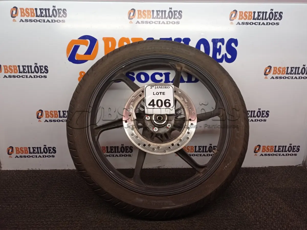 LOTE 406 - 01 RODA P/MOTO COM PNEU E CÂMARA DE AR, ARO “18. PARA HONDA 150 E 160 CILINDRADAS. (NO ESTADO) ATENÇÃO! FAZER A VISITAÇÃO ANTES DE ARREMATAR, NÃO SABEMOS SE FUNCIONA. LEILÃO NÃO TEM GARANTIA E NEM DEVOLUÇÃO, SUJEITO A POSSÍVEIS AVARIAS VISÍVEIS/OCULTAS E/OU AUSÊNCIA DE COMPONENTES.