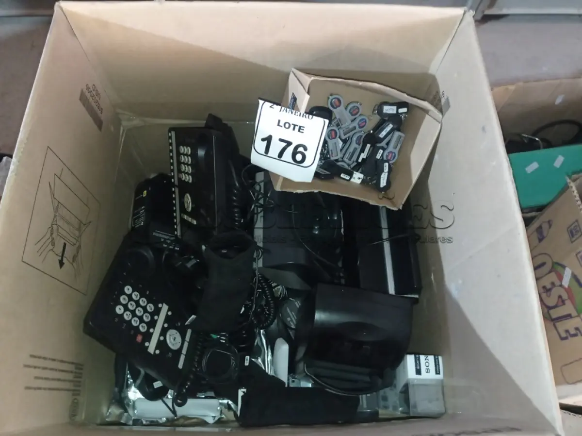 LOTE 176 - 01 CAIXA COM ELETRÔNICOS DIVERSOS E ÓCULOS 3D SONY. (NO ESTADO) ATENÇÃO! FAZER A VISITAÇÃO ANTES DE ARREMATAR, NÃO SABEMOS SE FUNCIONA. LEILÃO NÃO TEM GARANTIA E NEM DEVOLUÇÃO, SUJEITO A POSSÍVEIS AVARIAS VISÍVEIS/OCULTAS E/OU AUSÊNCIA DE COMPONENTES.