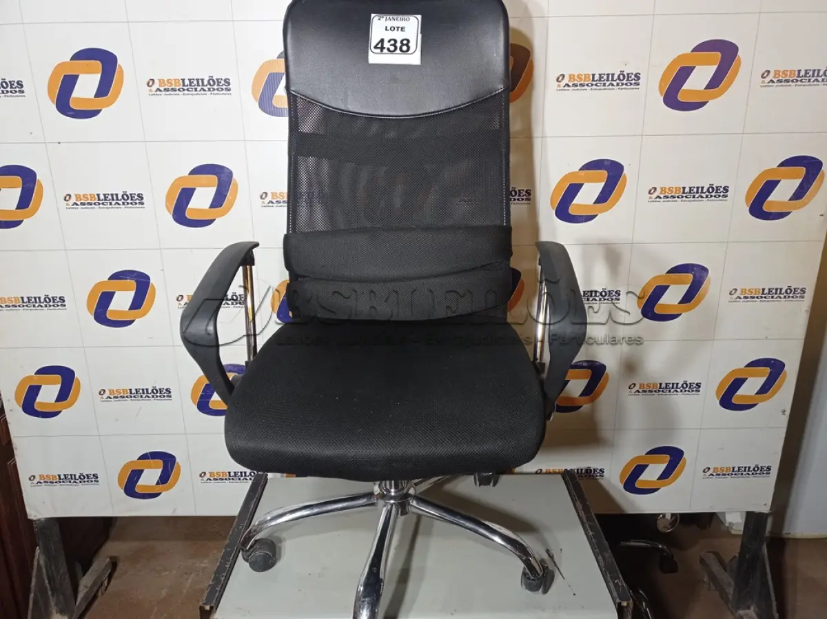 LOTE 438 - 01 CADEIRA DE ESCRITÓRIO COM ESPALDAR ALTO. (NO ESTADO) ATENÇÃO! FAZER A VISITAÇÃO ANTES DE ARREMATAR, NÃO SABEMOS SE FUNCIONA. LEILÃO NÃO TEM GARANTIA E NEM DEVOLUÇÃO, SUJEITO A POSSÍVEIS AVARIAS VISÍVEIS/OCULTAS E/OU AUSÊNCIA DE COMPONENTES.
