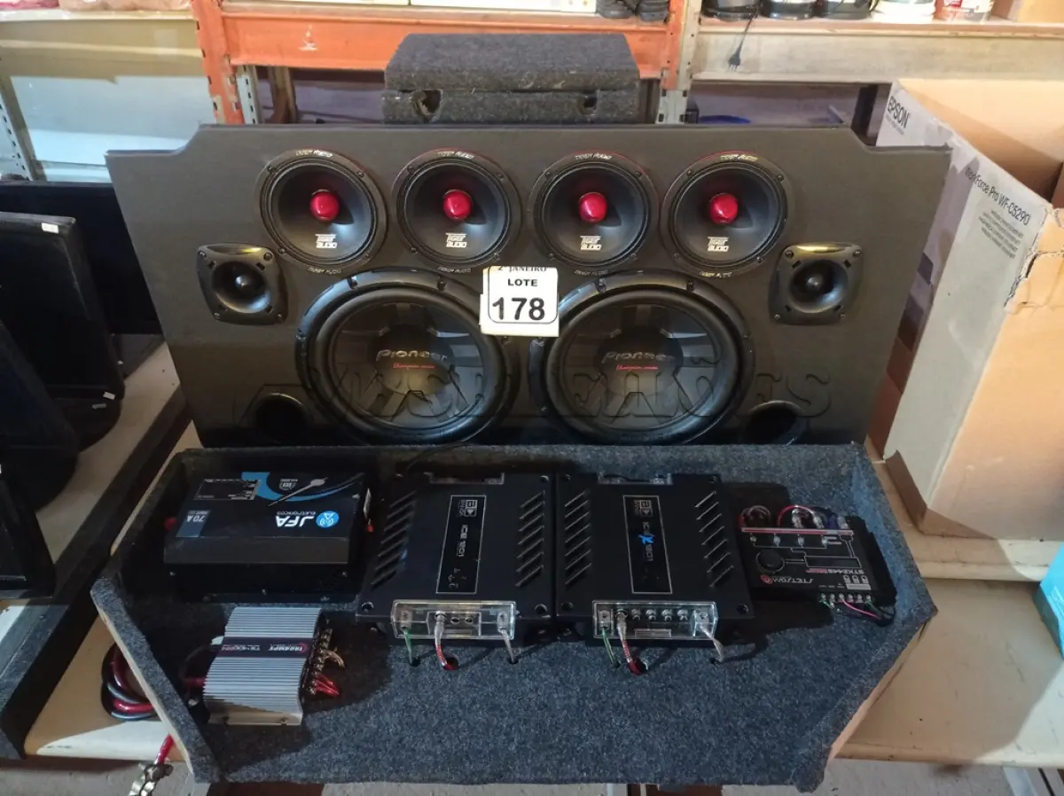 LOTE 178 - 02 CARAS PRETAS 311, 02 BANDA ACE 1201, 01 PROCESSADOR STETSOM STX 2448, 01 TARAMPS TS 400X4, 01 FONTE JFA 70 AMPERES, 01 PAR DE TWITER MARCA JBL E 02 PARES DE MEDIO GRAVE-6” MARCA TIGER. (NO ESTADO) ATENÇÃO! FAZER A VISITAÇÃO ANTES DE ARREMATAR, NÃO SABEMOS SE FUNCIONA. LEILÃO NÃO TEM GARANTIA E NEM DEVOLUÇÃO, SUJEITO A POSSÍVEIS AVARIAS VISÍVEIS/OCULTAS E/OU AUSÊNCIA DE COMPONENTES.
