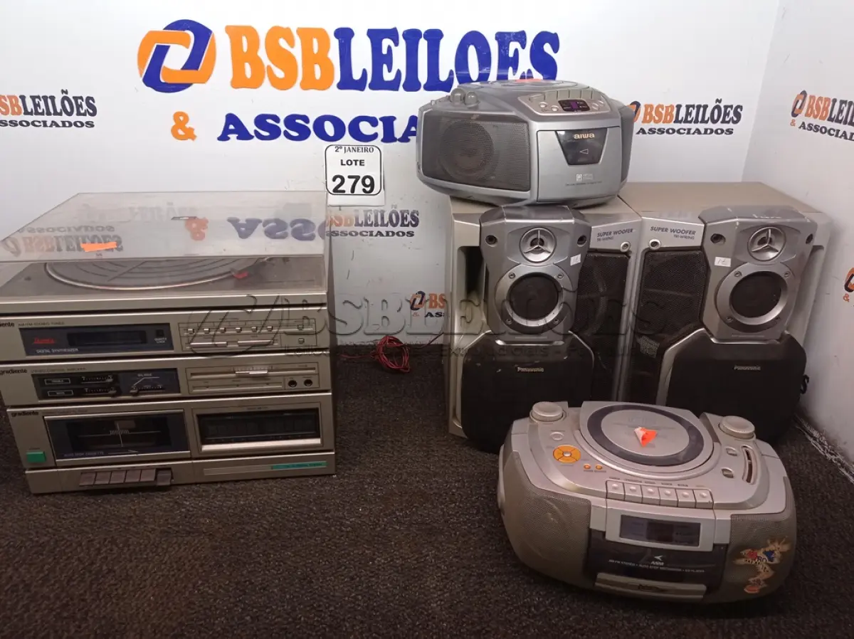 LOTE 279 - 01 LOTE COM APARELHOS DE SOM DIVERSOS. (NO ESTADO) ATENÇÃO! FAZER A VISITAÇÃO ANTES DE ARREMATAR, NÃO SABEMOS SE FUNCIONA. LEILÃO NÃO TEM GARANTIA E NEM DEVOLUÇÃO, SUJEITO A POSSÍVEIS AVARIAS VISÍVEIS/OCULTAS E/OU AUSÊNCIA DE COMPONENTES.