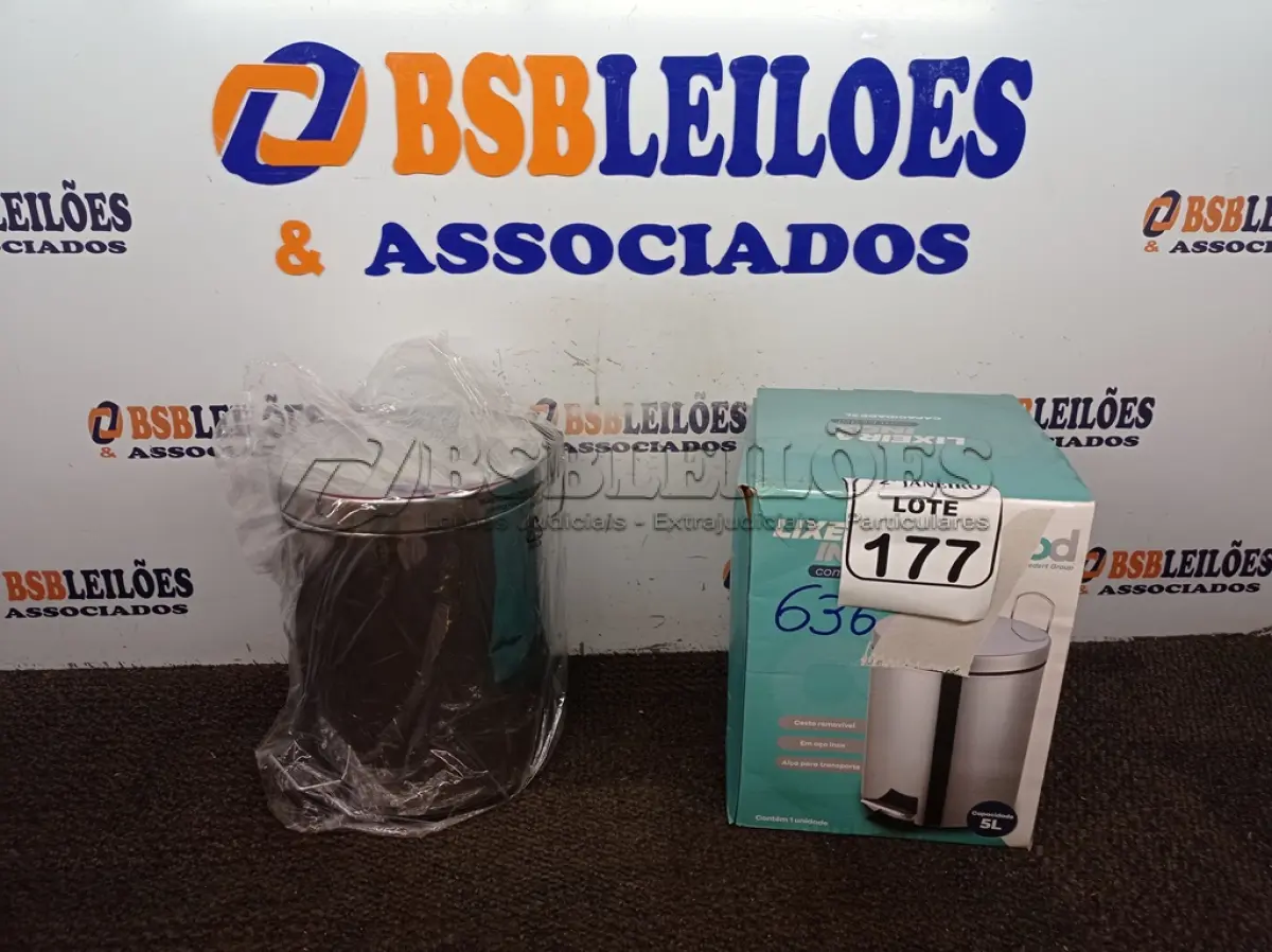 LOTE 177 - 01 LIXEIRA EM INOX COM PEDAL 5L MARCA MOOD. (NO ESTADO) ATENÇÃO! FAZER A VISITAÇÃO ANTES DE ARREMATAR, NÃO SABEMOS SE FUNCIONA. LEILÃO NÃO TEM GARANTIA E NEM DEVOLUÇÃO, SUJEITO A POSSÍVEIS AVARIAS VISÍVEIS/OCULTAS E/OU AUSÊNCIA DE COMPONENTES.