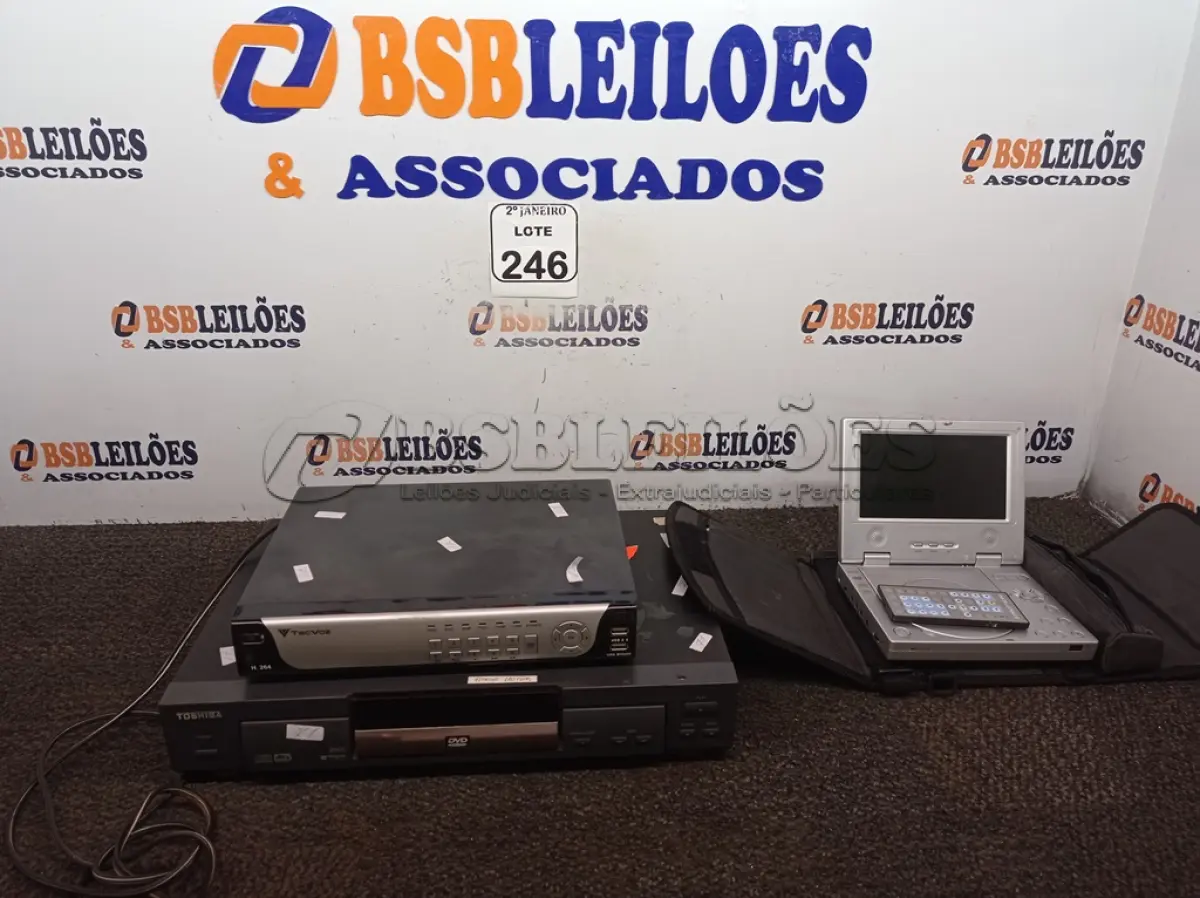 LOTE 246 - 01 DVD TOSHIBA, 01 DVD PORTÁTIL E 01 DVR 8 CANAIS. (NO ESTADO) ATENÇÃO! FAZER A VISITAÇÃO ANTES DE ARREMATAR, NÃO SABEMOS SE FUNCIONA. LEILÃO NÃO TEM GARANTIA E NEM DEVOLUÇÃO, SUJEITO A POSSÍVEIS AVARIAS VISÍVEIS/OCULTAS E/OU AUSÊNCIA DE COMPONENTES.