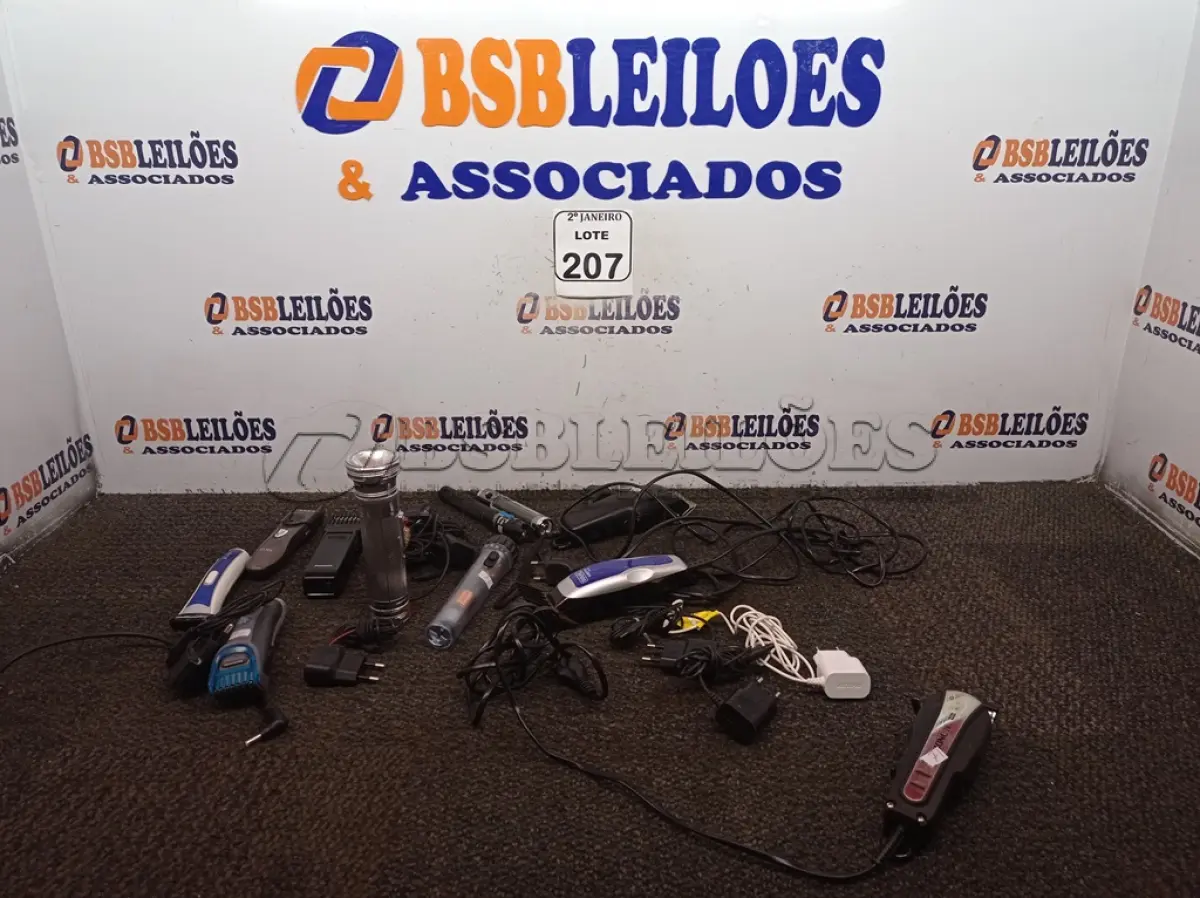 LOTE 207 - 01 LOTE COM MÁQUINAS DE CORTAR CABELO, LANTERNAS E CARREGADORES. (NO ESTADO) ATENÇÃO! FAZER A VISITAÇÃO ANTES DE ARREMATAR, NÃO SABEMOS SE FUNCIONA. LEILÃO NÃO TEM GARANTIA E NEM DEVOLUÇÃO, SUJEITO A POSSÍVEIS AVARIAS VISÍVEIS/OCULTAS E/OU AUSÊNCIA DE COMPONENTES.