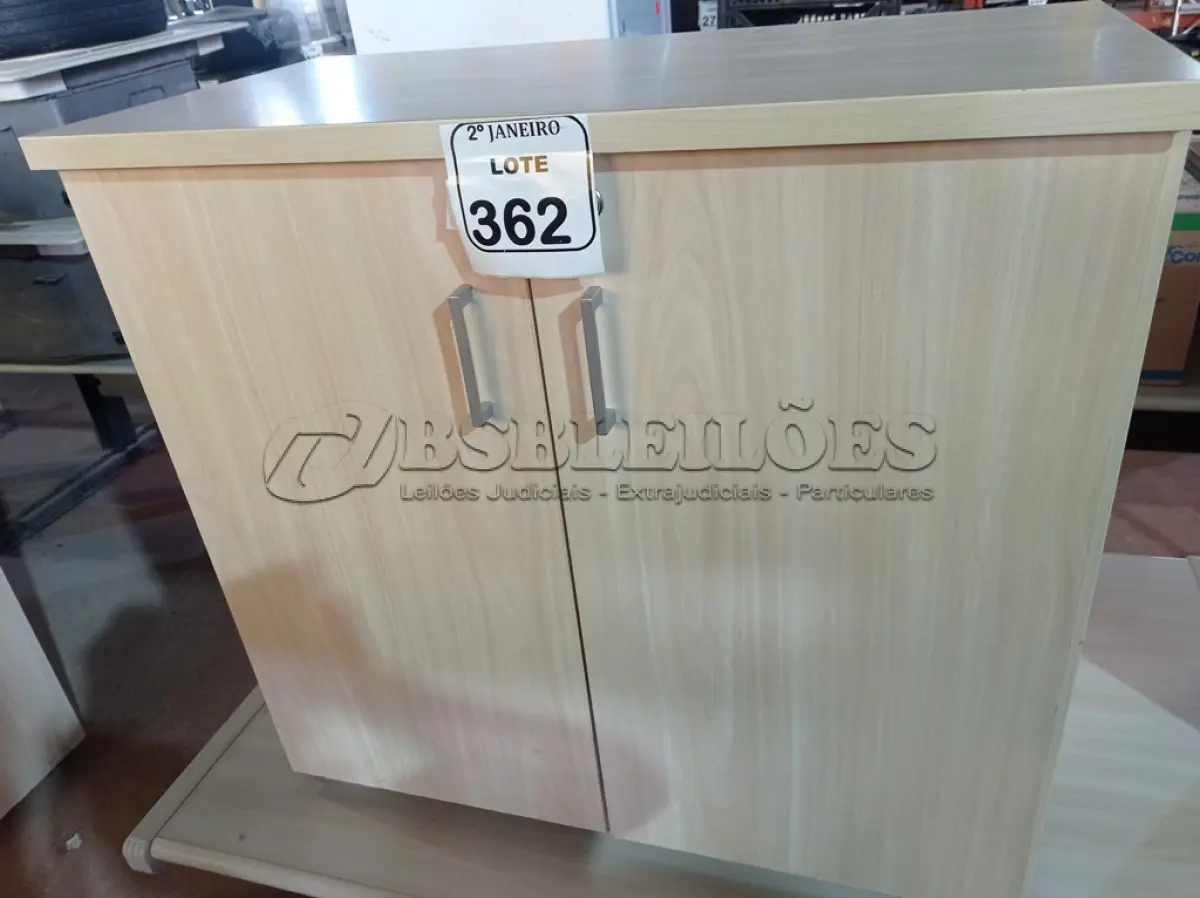 LOTE 362 - 01 ARMÁRIO PARA ESCRITÓRIO EM MADEIRA 02 PORTAS. (NO ESTADO) ATENÇÃO! FAZER A VISITAÇÃO ANTES DE ARREMATAR, NÃO SABEMOS SE FUNCIONA. LEILÃO NÃO TEM GARANTIA E NEM DEVOLUÇÃO, SUJEITO A POSSÍVEIS AVARIAS VISÍVEIS/OCULTAS E/OU AUSÊNCIA DE COMPONENTES.