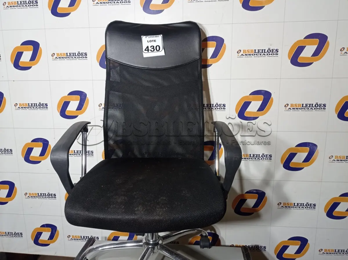 LOTE 430 - 01 CADEIRA DE ESCRITÓRIO COM ESPALDAR ALTO. (NO ESTADO) ATENÇÃO! FAZER A VISITAÇÃO ANTES DE ARREMATAR, NÃO SABEMOS SE FUNCIONA. LEILÃO NÃO TEM GARANTIA E NEM DEVOLUÇÃO, SUJEITO A POSSÍVEIS AVARIAS VISÍVEIS/OCULTAS E/OU AUSÊNCIA DE COMPONENTES.
