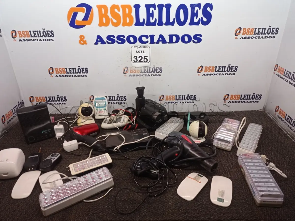 LOTE 325 - 01 LOTE C/ LUMINÁRIAS DIVERSAS E FILMADORA ANTIGA. (NO ESTADO) ATENÇÃO! FAZER A VISITAÇÃO ANTES DE ARREMATAR, NÃO SABEMOS SE FUNCIONA. LEILÃO NÃO TEM GARANTIA E NEM DEVOLUÇÃO, SUJEITO A POSSÍVEIS AVARIAS VISÍVEIS/OCULTAS E/OU AUSÊNCIA DE COMPONENTES.