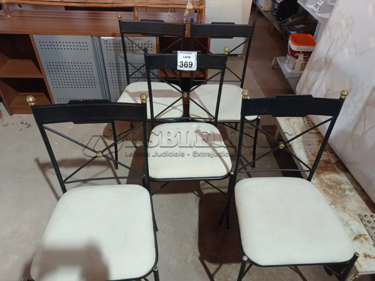LOTE 369 - 05 CADEIRAS EM FERRO C/ ACENTO ESTOFADOS. (NO ESTADO) ATENÇÃO! FAZER A VISITAÇÃO ANTES DE ARREMATAR, NÃO SABEMOS SE FUNCIONA. LEILÃO NÃO TEM GARANTIA E NEM DEVOLUÇÃO, SUJEITO A POSSÍVEIS AVARIAS VISÍVEIS/OCULTAS E/OU AUSÊNCIA DE COMPONENTES.
