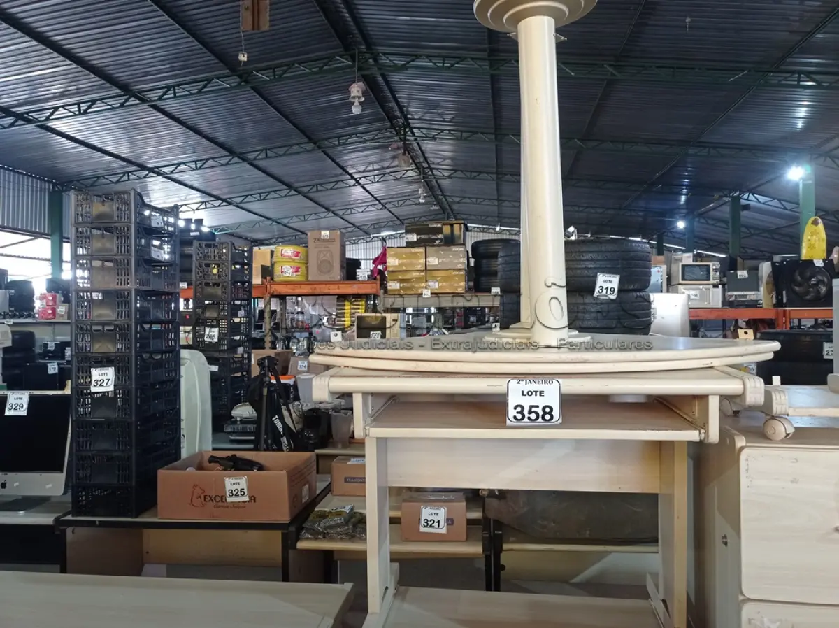 LOTE 358 - 01 MESA EM MADEIRA PARA COMPUTADOR E 01 MESA EM MADEIRA DE CANTO. (NO ESTADO) ATENÇÃO! FAZER A VISITAÇÃO ANTES DE ARREMATAR, NÃO SABEMOS SE FUNCIONA. LEILÃO NÃO TEM GARANTIA E NEM DEVOLUÇÃO, SUJEITO A POSSÍVEIS AVARIAS VISÍVEIS/OCULTAS E/OU AUSÊNCIA DE COMPONENTES.