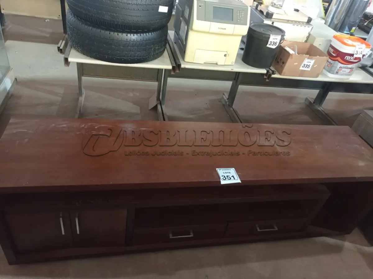LOTE 351 - 01 RACK EM MADEIRA COM 02 GAVETAS. (NO ESTADO) ATENÇÃO! FAZER A VISITAÇÃO ANTES DE ARREMATAR, NÃO SABEMOS SE FUNCIONA. LEILÃO NÃO TEM GARANTIA E NEM DEVOLUÇÃO, SUJEITO A POSSÍVEIS AVARIAS VISÍVEIS/OCULTAS E/OU AUSÊNCIA DE COMPONENTES.