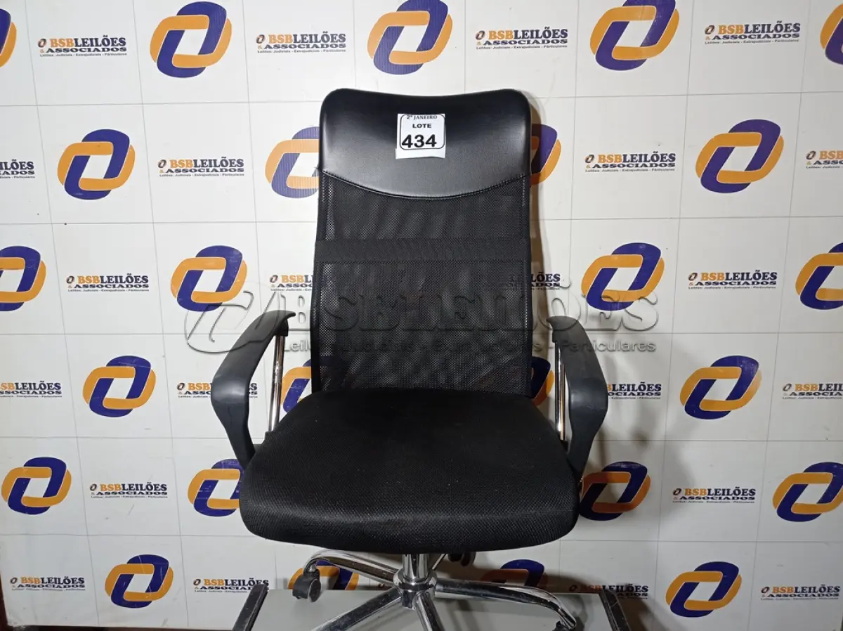 LOTE 434 - 01 CADEIRA DE ESCRITÓRIO COM ESPALDAR ALTO. (NO ESTADO) ATENÇÃO! FAZER A VISITAÇÃO ANTES DE ARREMATAR, NÃO SABEMOS SE FUNCIONA. LEILÃO NÃO TEM GARANTIA E NEM DEVOLUÇÃO, SUJEITO A POSSÍVEIS AVARIAS VISÍVEIS/OCULTAS E/OU AUSÊNCIA DE COMPONENTES.
