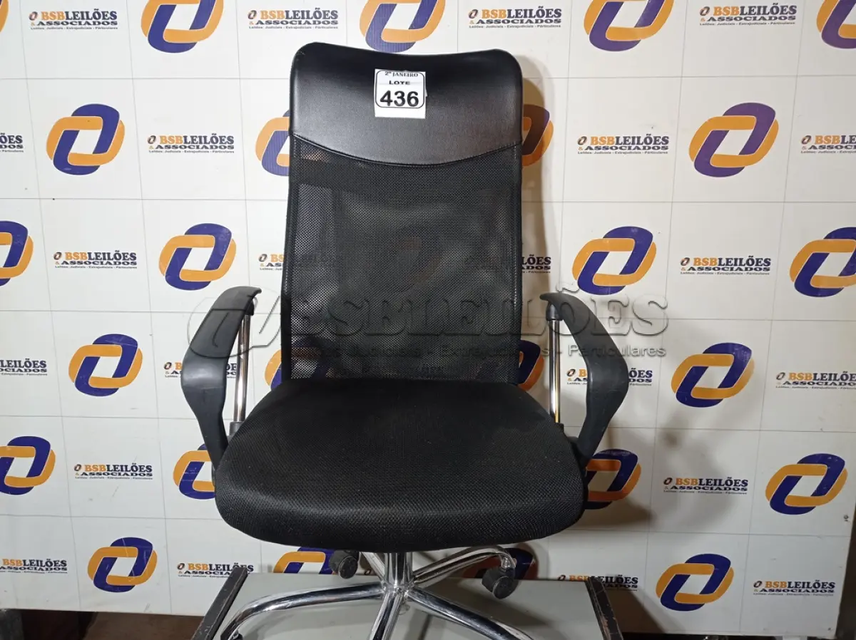 LOTE 436 - 01 CADEIRA DE ESCRITÓRIO COM ESPALDAR ALTO. (NO ESTADO) ATENÇÃO! FAZER A VISITAÇÃO ANTES DE ARREMATAR, NÃO SABEMOS SE FUNCIONA. LEILÃO NÃO TEM GARANTIA E NEM DEVOLUÇÃO, SUJEITO A POSSÍVEIS AVARIAS VISÍVEIS/OCULTAS E/OU AUSÊNCIA DE COMPONENTES.