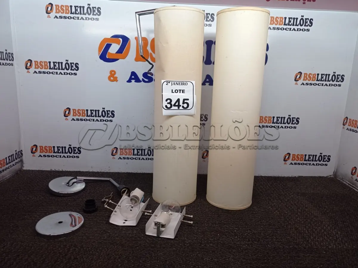 LOTE 345 - 02 LUMINÁRIAS DE PAREDE. (NO ESTADO) ATENÇÃO! FAZER A VISITAÇÃO ANTES DE ARREMATAR, NÃO SABEMOS SE FUNCIONA. LEILÃO NÃO TEM GARANTIA E NEM DEVOLUÇÃO, SUJEITO A POSSÍVEIS AVARIAS VISÍVEIS/OCULTAS E/OU AUSÊNCIA DE COMPONENTES.