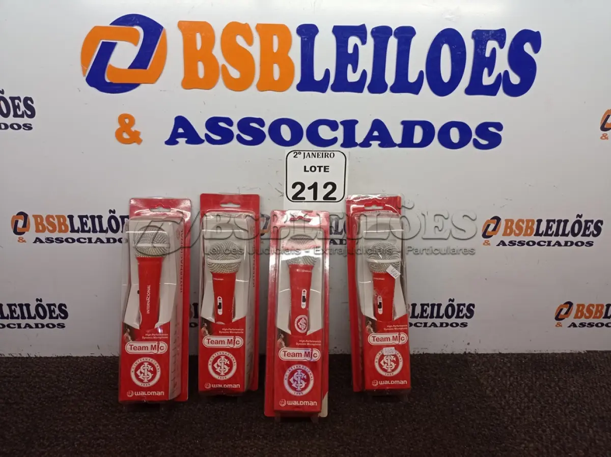 LOTE 212 - 04 MICROFONES SEMI PROFISSIONAL. (NO ESTADO) ATENÇÃO! FAZER A VISITAÇÃO ANTES DE ARREMATAR, NÃO SABEMOS SE FUNCIONA. LEILÃO NÃO TEM GARANTIA E NEM DEVOLUÇÃO, SUJEITO A POSSÍVEIS AVARIAS VISÍVEIS/OCULTAS E/OU AUSÊNCIA DE COMPONENTES.