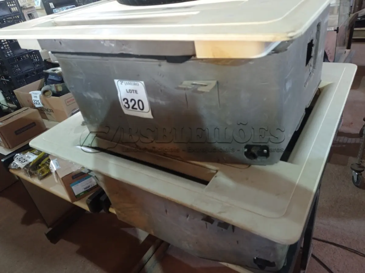 LOTE 320 - 02 EVAPORADORAS DE TETO K7 MARCA YORK. (NO ESTADO) ATENÇÃO! FAZER A VISITAÇÃO ANTES DE ARREMATAR, NÃO SABEMOS SE FUNCIONA. LEILÃO NÃO TEM GARANTIA E NEM DEVOLUÇÃO, SUJEITO A POSSÍVEIS AVARIAS VISÍVEIS/OCULTAS E/OU AUSÊNCIA DE COMPONENTES.