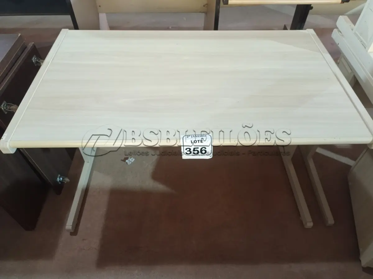 LOTE 356 - 01 MESA EM MADEIRA PARA ESCRITÓRIO. (NO ESTADO) ATENÇÃO! FAZER A VISITAÇÃO ANTES DE ARREMATAR, NÃO SABEMOS SE FUNCIONA. LEILÃO NÃO TEM GARANTIA E NEM DEVOLUÇÃO, SUJEITO A POSSÍVEIS AVARIAS VISÍVEIS/OCULTAS E/OU AUSÊNCIA DE COMPONENTES.