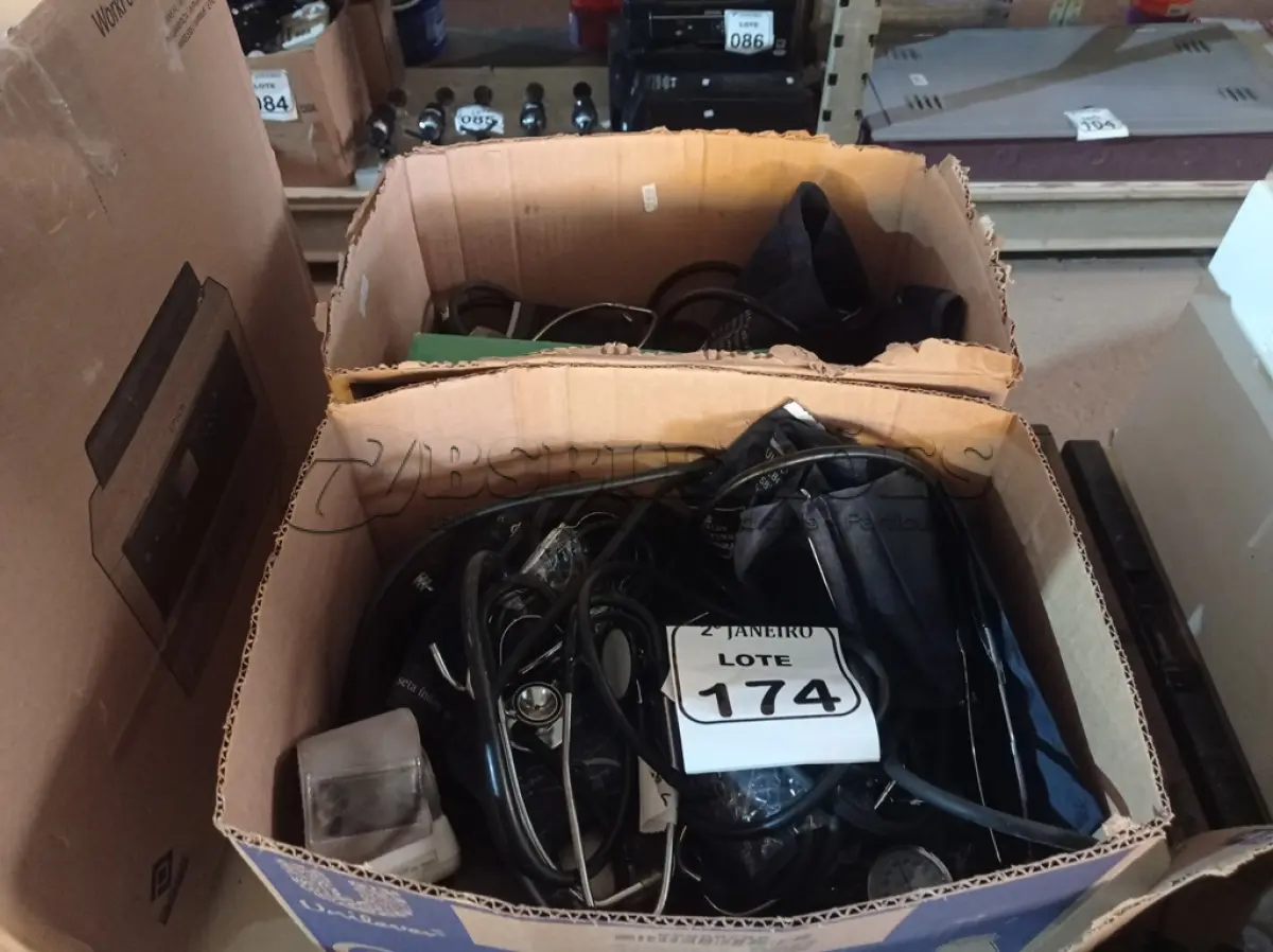 LOTE 174 - 01 LOTE COM CÂMERAS DIVERSAS DE SEGURANÇA, ESTETOSCÓPIOS DIVERSOS. (NO ESTADO) ATENÇÃO! FAZER A VISITAÇÃO ANTES DE ARREMATAR, NÃO SABEMOS SE FUNCIONA. LEILÃO NÃO TEM GARANTIA E NEM DEVOLUÇÃO, SUJEITO A POSSÍVEIS AVARIAS VISÍVEIS/OCULTAS E/OU AUSÊNCIA DE COMPONENTES.