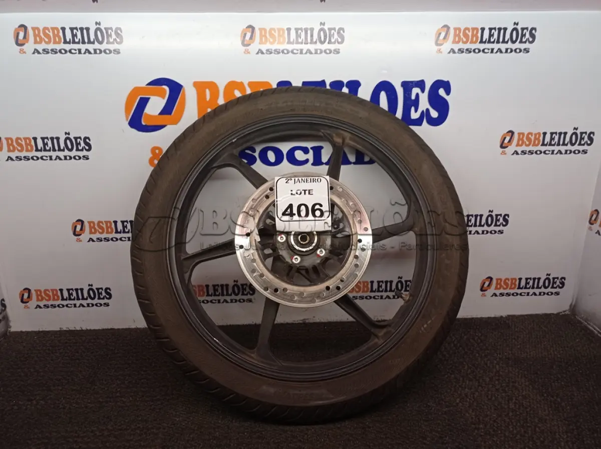 LOTE 406 - 01 RODA P/MOTO COM PNEU E CÂMARA DE AR, ARO “18. PARA HONDA 150 E 160 CILINDRADAS. (NO ESTADO) ATENÇÃO! FAZER A VISITAÇÃO ANTES DE ARREMATAR, NÃO SABEMOS SE FUNCIONA. LEILÃO NÃO TEM GARANTIA E NEM DEVOLUÇÃO, SUJEITO A POSSÍVEIS AVARIAS VISÍVEIS/OCULTAS E/OU AUSÊNCIA DE COMPONENTES.