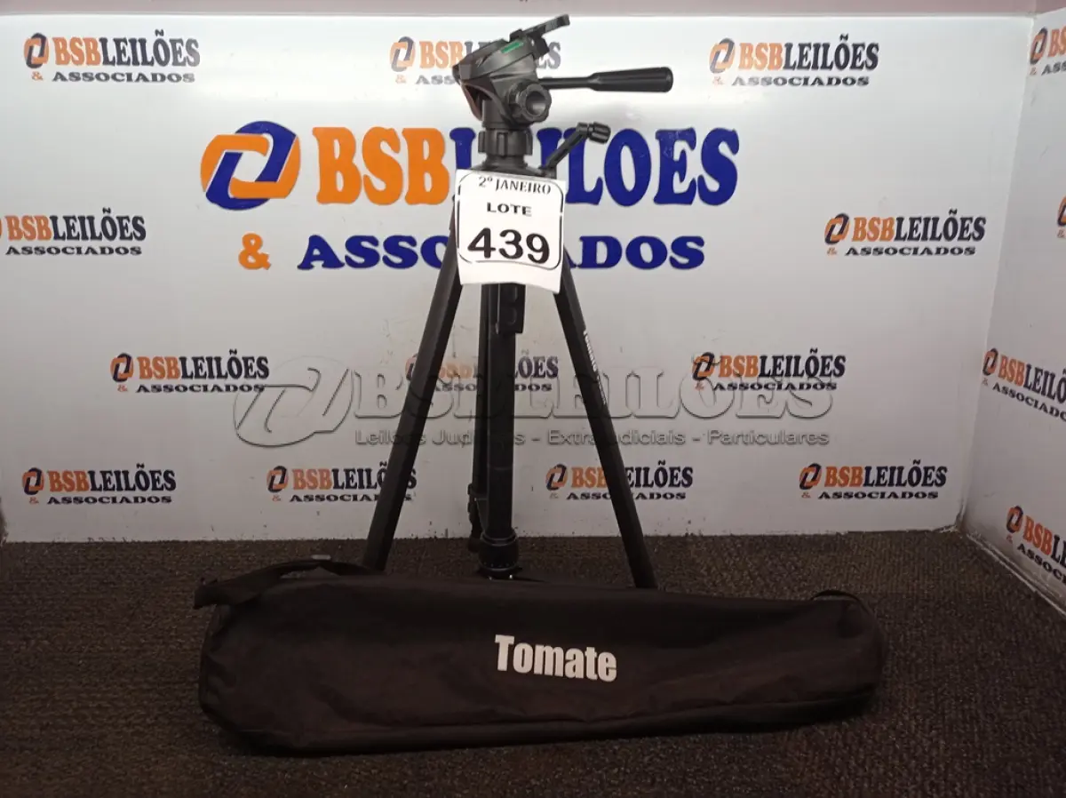 LOTE 439 - 01 TRIPÉ PARA CÂMERA MARCA TOMATE (NOVO). (NO ESTADO) ATENÇÃO! FAZER A VISITAÇÃO ANTES DE ARREMATAR, NÃO SABEMOS SE FUNCIONA. LEILÃO NÃO TEM GARANTIA E NEM DEVOLUÇÃO, SUJEITO A POSSÍVEIS AVARIAS VISÍVEIS/OCULTAS E/OU AUSÊNCIA DE COMPONENTES.
