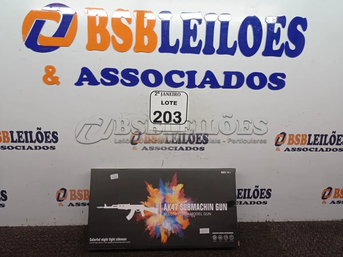 LOTE 203 - 01 AK 47 SUBMACHINI GUN BOLINHA DE GEL.(NOVO)  (NO ESTADO) ATENÇÃO! FAZER A VISITAÇÃO ANTES DE ARREMATAR, NÃO SABEMOS SE FUNCIONA. LEILÃO NÃO TEM GARANTIA E NEM DEVOLUÇÃO, SUJEITO A POSSÍVEIS AVARIAS VISÍVEIS/OCULTAS E/OU AUSÊNCIA DE COMPONENTES.