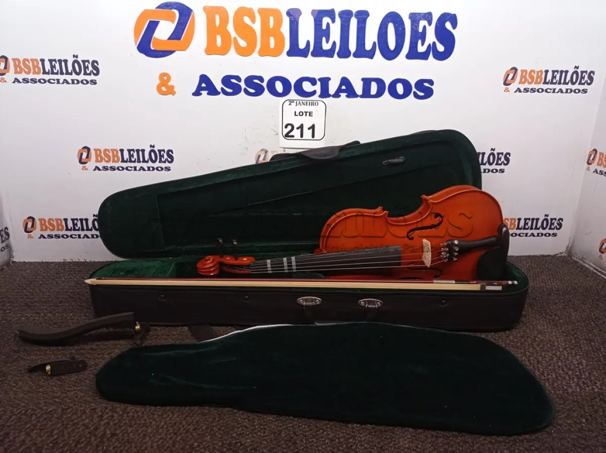 LOTE 211 - 01 VIOLINO MICHAEL COM MALETA. (NO ESTADO) ATENÇÃO! FAZER A VISITAÇÃO ANTES DE ARREMATAR, NÃO SABEMOS SE FUNCIONA. LEILÃO NÃO TEM GARANTIA E NEM DEVOLUÇÃO, SUJEITO A POSSÍVEIS AVARIAS VISÍVEIS/OCULTAS E/OU AUSÊNCIA DE COMPONENTES.