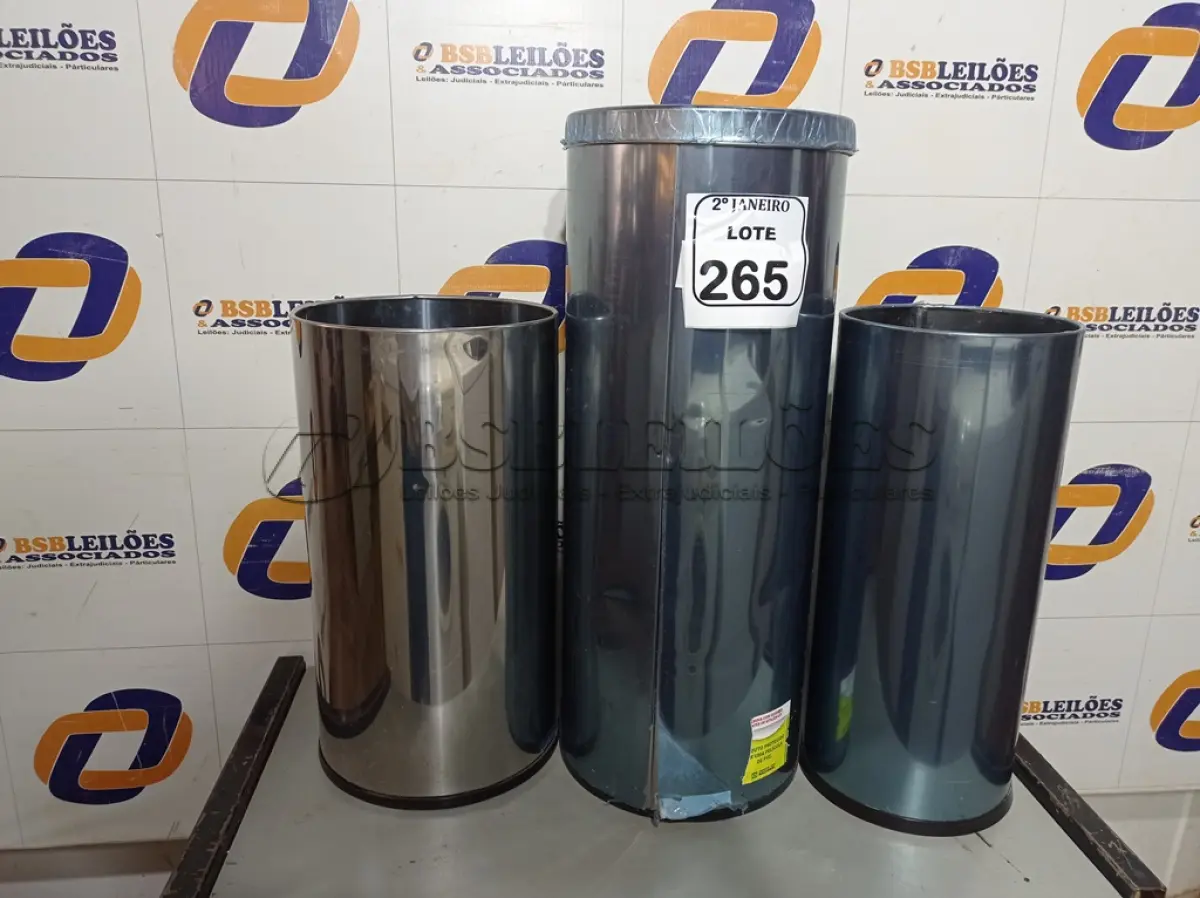 LOTE 265 - 03 LIXEIRAS REDONDAS EM INOX. (NO ESTADO) ATENÇÃO! FAZER A VISITAÇÃO ANTES DE ARREMATAR, NÃO SABEMOS SE FUNCIONA. LEILÃO NÃO TEM GARANTIA E NEM DEVOLUÇÃO, SUJEITO A POSSÍVEIS AVARIAS VISÍVEIS/OCULTAS E/OU AUSÊNCIA DE COMPONENTES.