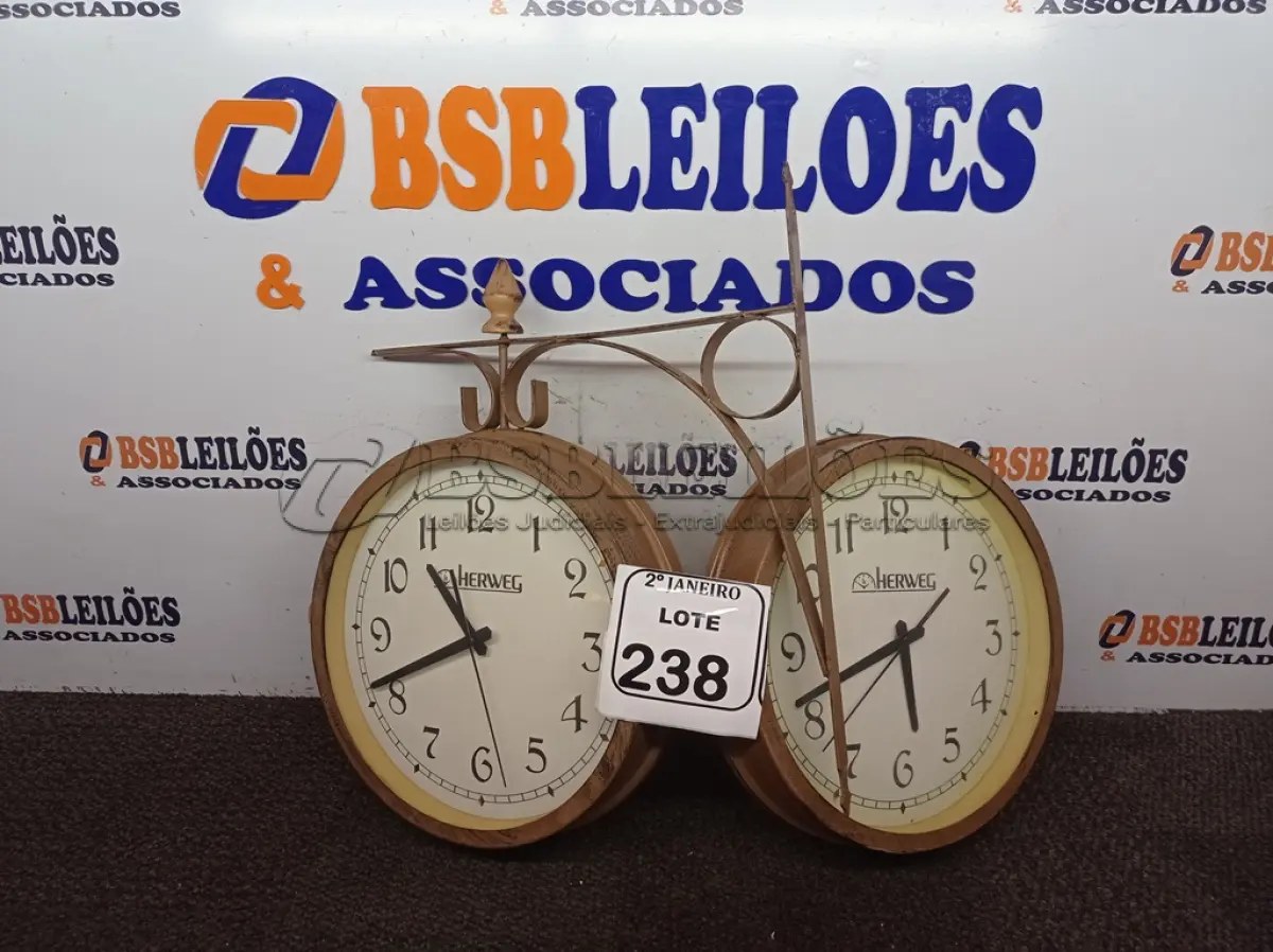 LOTE 238 - 01 RELÓGIO DE PARADE ANTIGO. (NO ESTADO) ATENÇÃO! FAZER A VISITAÇÃO ANTES DE ARREMATAR, NÃO SABEMOS SE FUNCIONA. LEILÃO NÃO TEM GARANTIA E NEM DEVOLUÇÃO, SUJEITO A POSSÍVEIS AVARIAS VISÍVEIS/OCULTAS E/OU AUSÊNCIA DE COMPONENTES.