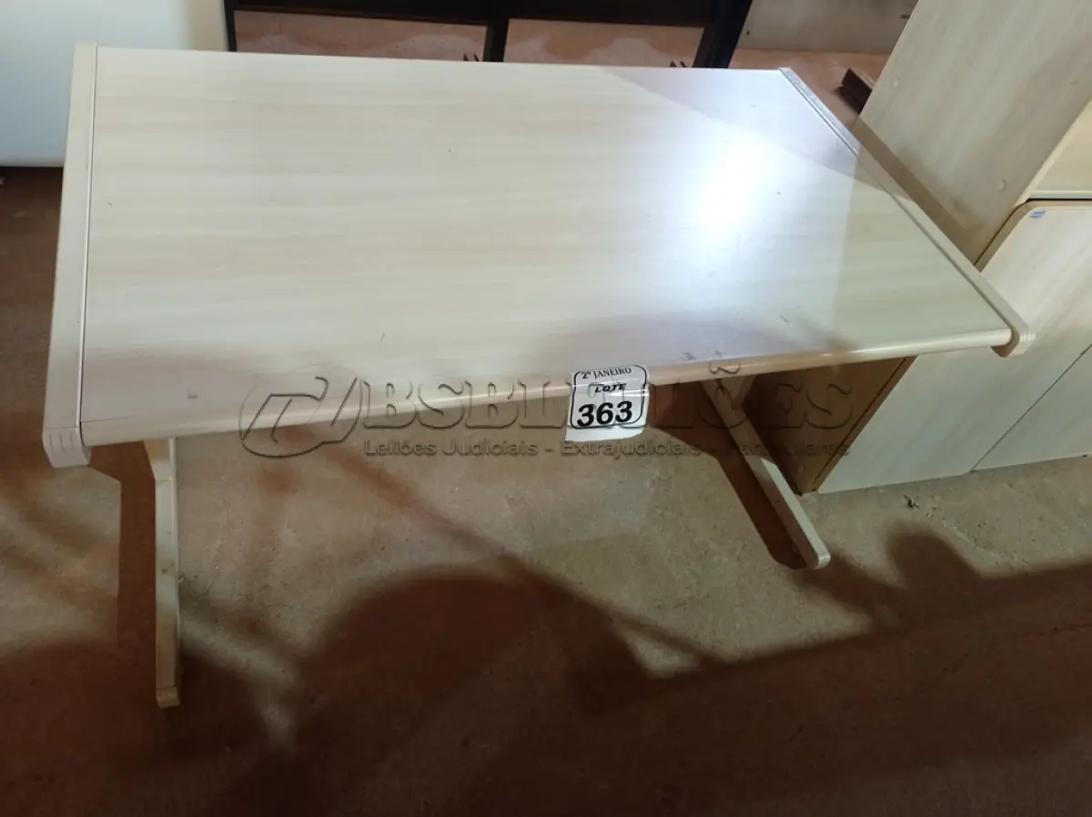 LOTE 363 - 01 MESA EM MADEIRA PARA ESCRITÓRIO. (NO ESTADO) ATENÇÃO! FAZER A VISITAÇÃO ANTES DE ARREMATAR, NÃO SABEMOS SE FUNCIONA. LEILÃO NÃO TEM GARANTIA E NEM DEVOLUÇÃO, SUJEITO A POSSÍVEIS AVARIAS VISÍVEIS/OCULTAS E/OU AUSÊNCIA DE COMPONENTES.