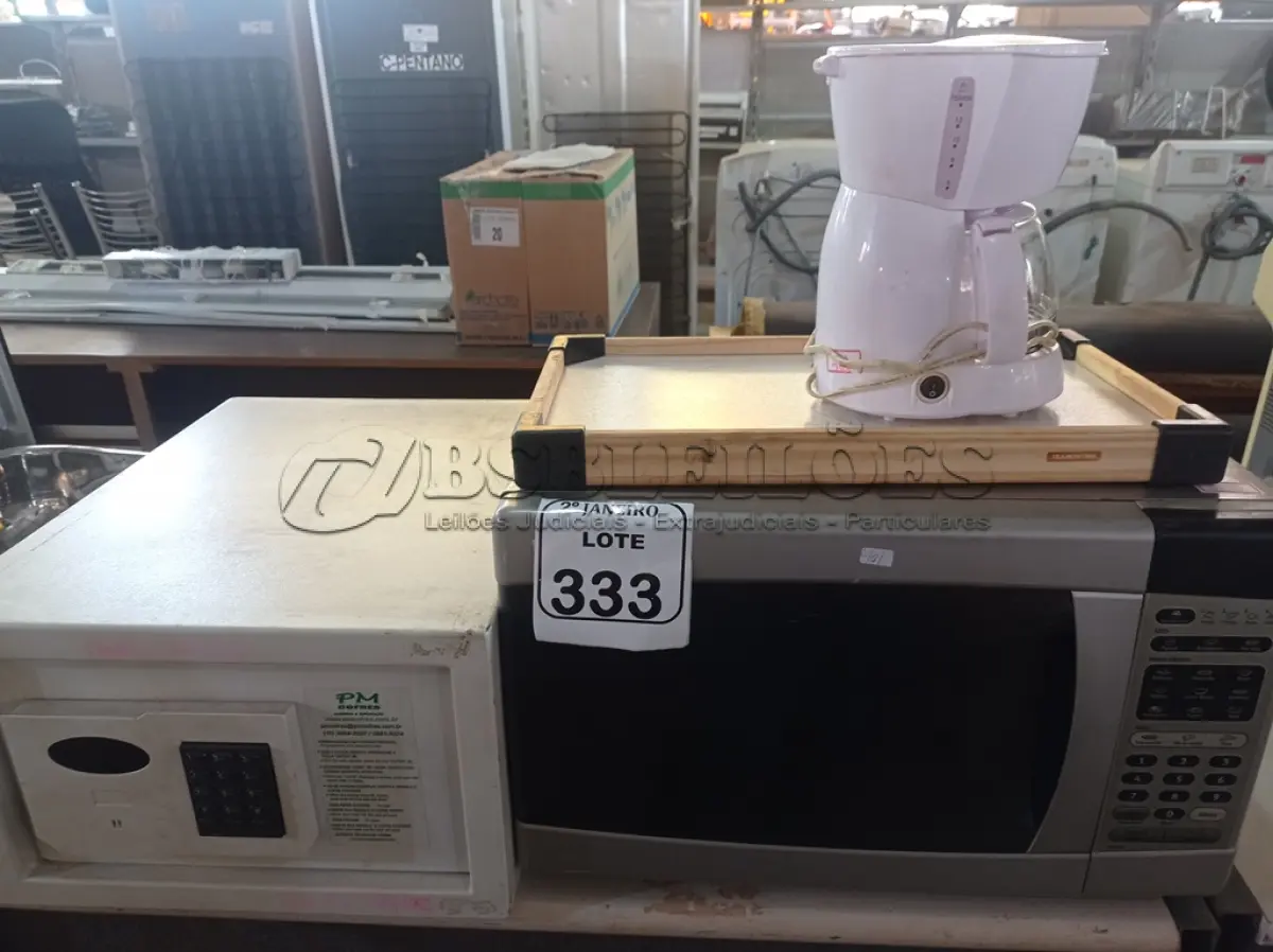 LOTE 333 - 01 MICRO-ONDAS, 01 CAFETEIRA E 01 COFRE DIGITAL C/ SENHA DE FÁBRICA 1234. (NO ESTADO) ATENÇÃO! FAZER A VISITAÇÃO ANTES DE ARREMATAR, NÃO SABEMOS SE FUNCIONA. LEILÃO NÃO TEM GARANTIA E NEM DEVOLUÇÃO, SUJEITO A POSSÍVEIS AVARIAS VISÍVEIS/OCULTAS E/OU AUSÊNCIA DE COMPONENTES.
