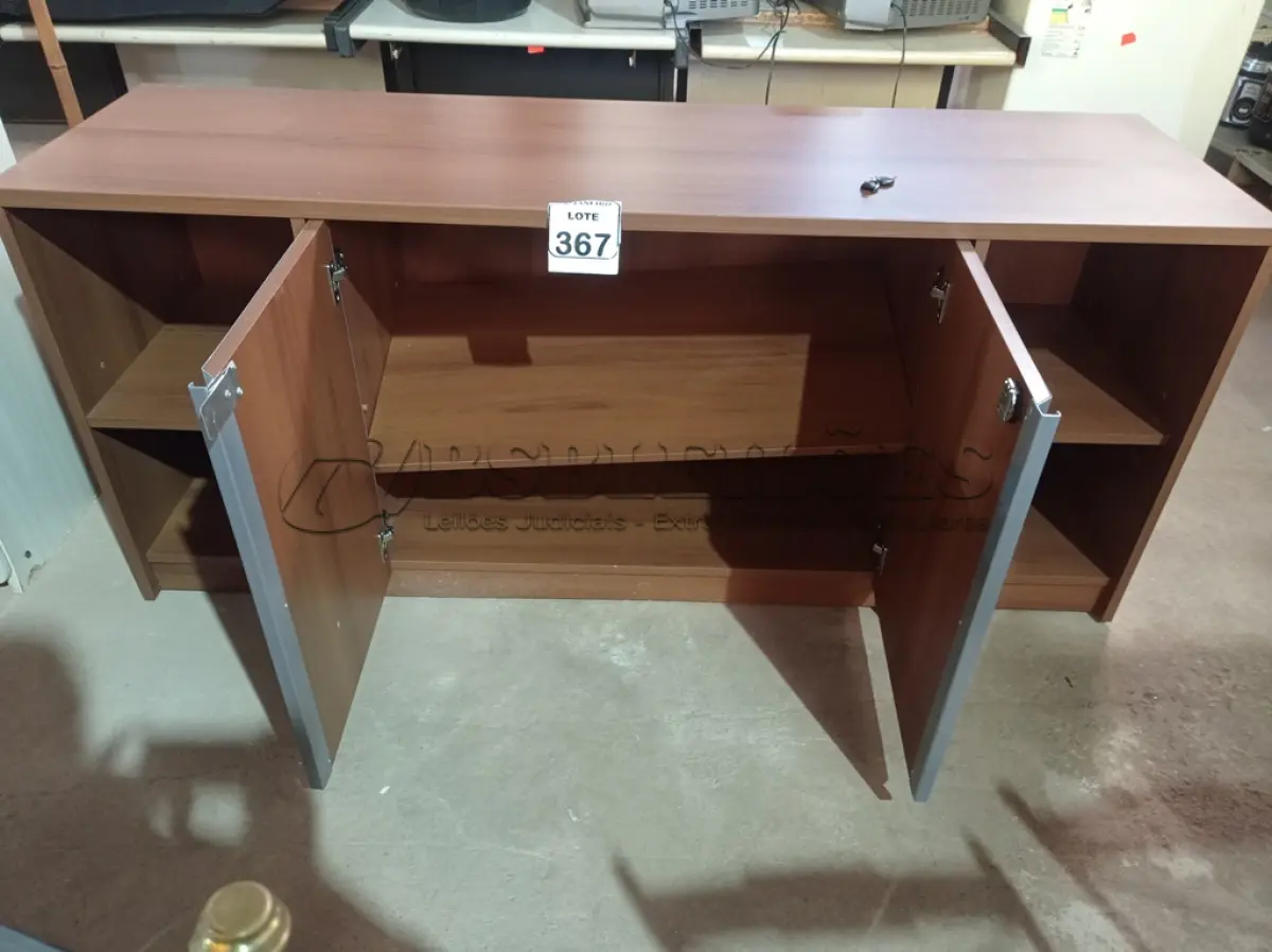 LOTE 367 - 01 RACK EM MADEIRA COM 02 PORTAS PARA ESCRITÓRIO. (NO ESTADO) ATENÇÃO! FAZER A VISITAÇÃO ANTES DE ARREMATAR, NÃO SABEMOS SE FUNCIONA. LEILÃO NÃO TEM GARANTIA E NEM DEVOLUÇÃO, SUJEITO A POSSÍVEIS AVARIAS VISÍVEIS/OCULTAS E/OU AUSÊNCIA DE COMPONENTES.