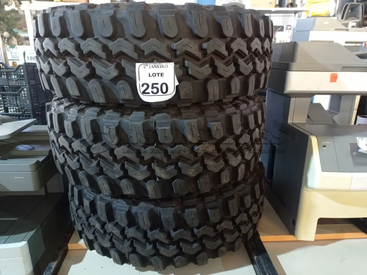 LOTE 250 - 03 PNEUS 35X12.50 ARO 17. (NO ESTADO) ATENÇÃO! FAZER A VISITAÇÃO ANTES DE ARREMATAR, NÃO SABEMOS SE FUNCIONA. LEILÃO NÃO TEM GARANTIA E NEM DEVOLUÇÃO, SUJEITO A POSSÍVEIS AVARIAS VISÍVEIS/OCULTAS E/OU AUSÊNCIA DE COMPONENTES.