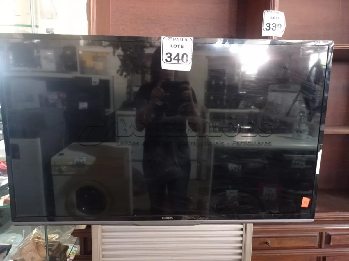 LOTE 340 - 01 TV PHILIPS SEM CONTROLE 46”. (NO ESTADO) ATENÇÃO! FAZER A VISITAÇÃO ANTES DE ARREMATAR, NÃO SABEMOS SE FUNCIONA. LEILÃO NÃO TEM GARANTIA E NEM DEVOLUÇÃO, SUJEITO A POSSÍVEIS AVARIAS VISÍVEIS/OCULTAS E/OU AUSÊNCIA DE COMPONENTES.