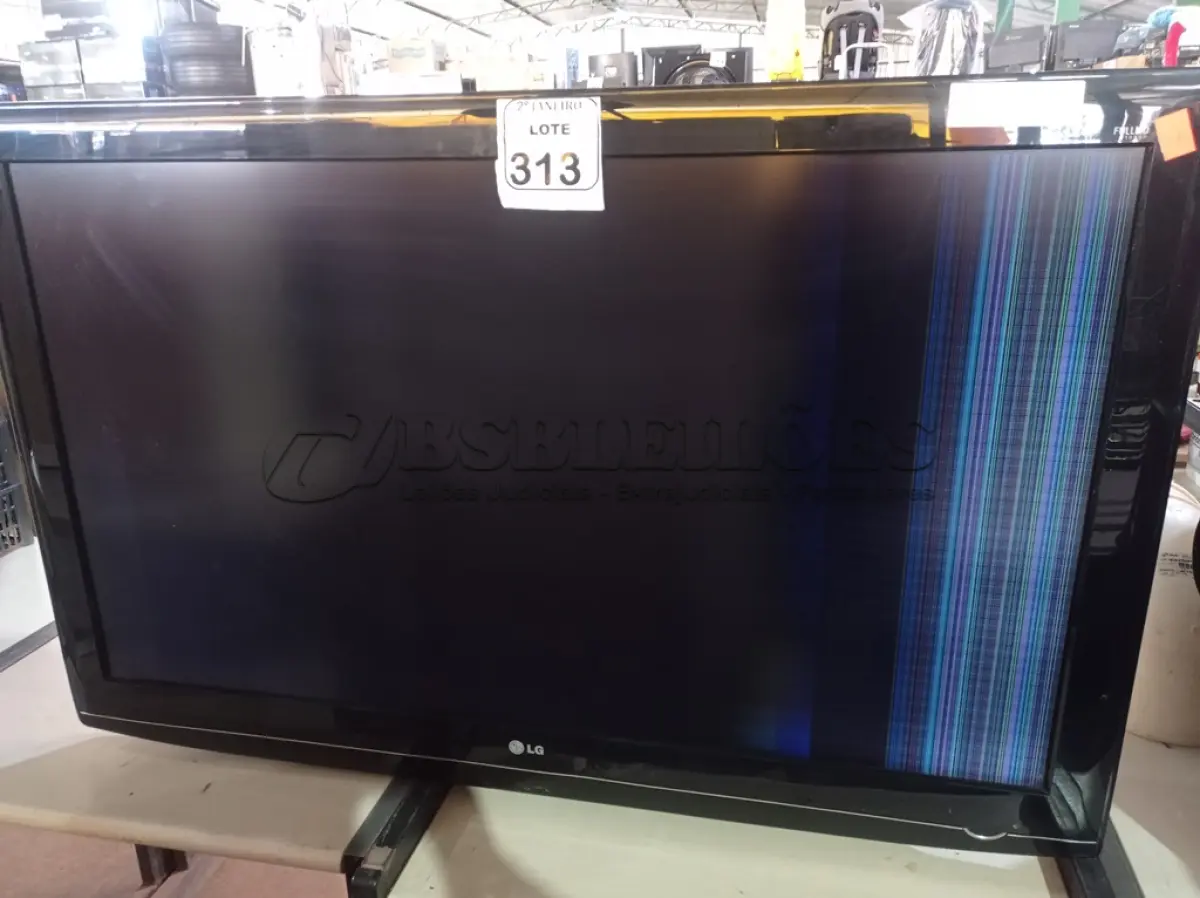 LOTE 313 - 01 TV MARCA LG 52”. (NO ESTADO) ATENÇÃO! FAZER A VISITAÇÃO ANTES DE ARREMATAR, NÃO SABEMOS SE FUNCIONA. LEILÃO NÃO TEM GARANTIA E NEM DEVOLUÇÃO, SUJEITO A POSSÍVEIS AVARIAS VISÍVEIS/OCULTAS E/OU AUSÊNCIA DE COMPONENTES.