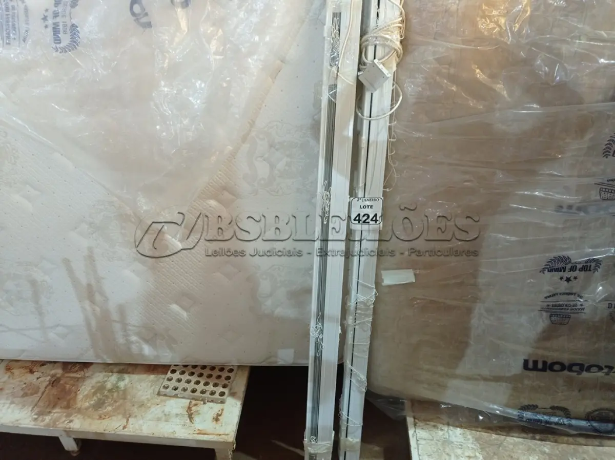 LOTE 424 - 02 PERSIANAS. (NO ESTADO) ATENÇÃO! FAZER A VISITAÇÃO ANTES DE ARREMATAR, NÃO SABEMOS SE FUNCIONA. LEILÃO NÃO TEM GARANTIA E NEM DEVOLUÇÃO, SUJEITO A POSSÍVEIS AVARIAS VISÍVEIS/OCULTAS E/OU AUSÊNCIA DE COMPONENTES.