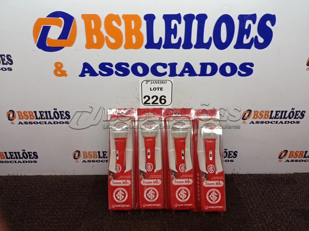 LOTE 226 - 04 MICROFONES SEMI PROFISSIONAL. (NO ESTADO) ATENÇÃO! FAZER A VISITAÇÃO ANTES DE ARREMATAR, NÃO SABEMOS SE FUNCIONA. LEILÃO NÃO TEM GARANTIA E NEM DEVOLUÇÃO, SUJEITO A POSSÍVEIS AVARIAS VISÍVEIS/OCULTAS E/OU AUSÊNCIA DE COMPONENTES.