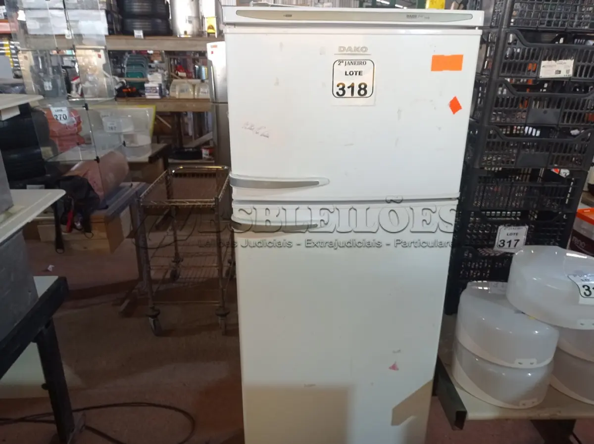 LOTE 318 - 01 GELADEIRA MARCA DACO 220V. (NO ESTADO) ATENÇÃO! FAZER A VISITAÇÃO ANTES DE ARREMATAR, NÃO SABEMOS SE FUNCIONA. LEILÃO NÃO TEM GARANTIA E NEM DEVOLUÇÃO, SUJEITO A POSSÍVEIS AVARIAS VISÍVEIS/OCULTAS E/OU AUSÊNCIA DE COMPONENTES.