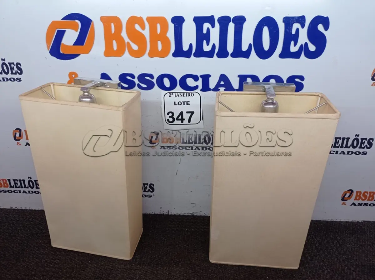 LOTE 347 - 02 LUMINÁRIAS DE TETO. (NO ESTADO) ATENÇÃO! FAZER A VISITAÇÃO ANTES DE ARREMATAR, NÃO SABEMOS SE FUNCIONA. LEILÃO NÃO TEM GARANTIA E NEM DEVOLUÇÃO, SUJEITO A POSSÍVEIS AVARIAS VISÍVEIS/OCULTAS E/OU AUSÊNCIA DE COMPONENTES.