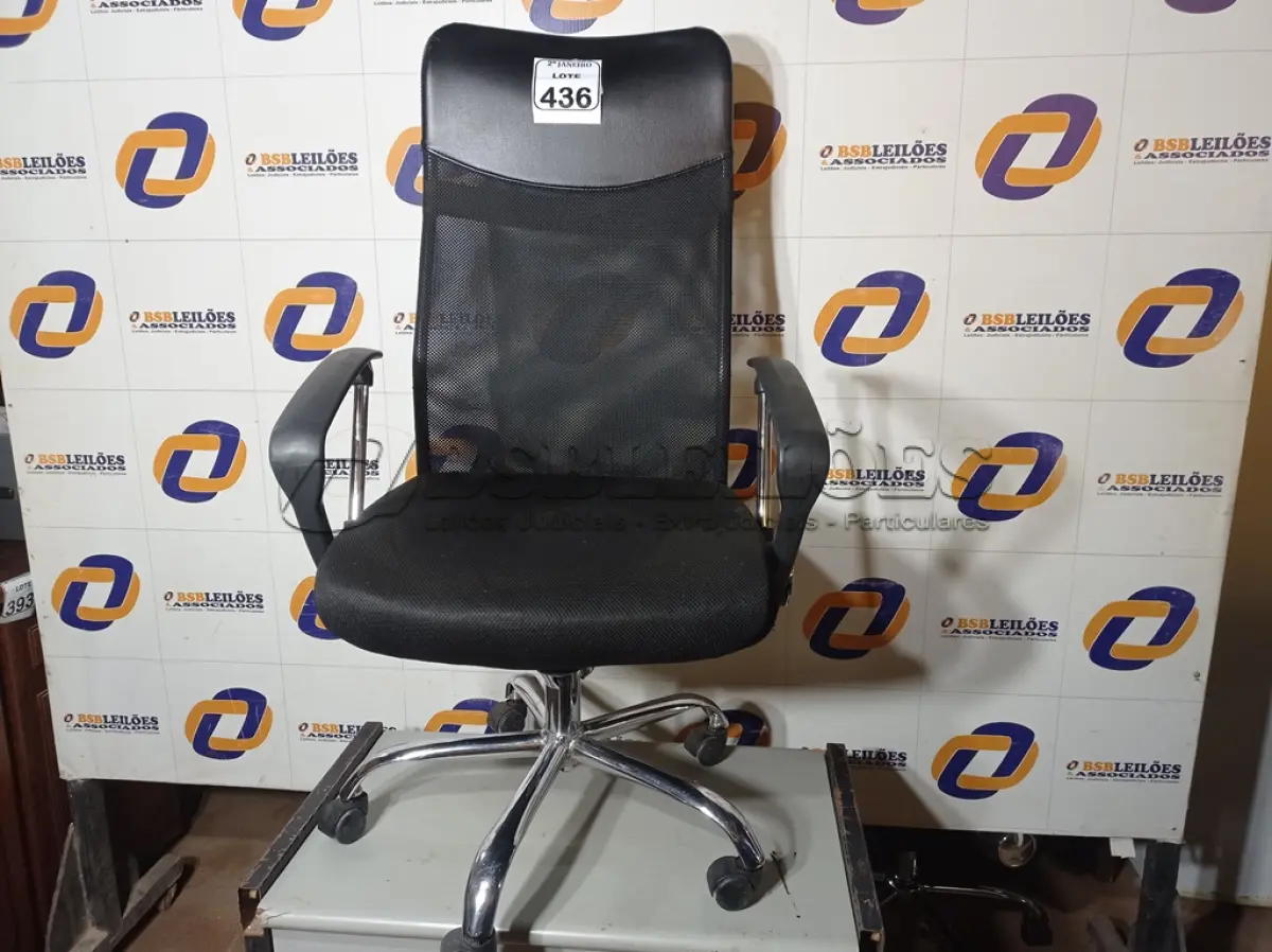 LOTE 436 - 01 CADEIRA DE ESCRITÓRIO COM ESPALDAR ALTO. (NO ESTADO) ATENÇÃO! FAZER A VISITAÇÃO ANTES DE ARREMATAR, NÃO SABEMOS SE FUNCIONA. LEILÃO NÃO TEM GARANTIA E NEM DEVOLUÇÃO, SUJEITO A POSSÍVEIS AVARIAS VISÍVEIS/OCULTAS E/OU AUSÊNCIA DE COMPONENTES.