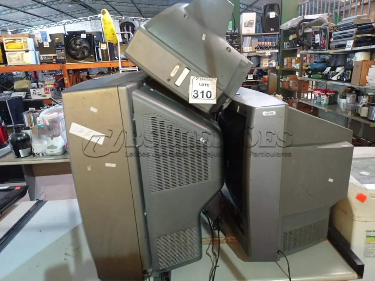 LOTE 310 - 03 TV’S DE TUBO ANTIGAS MARCAS E MODELOS DIVERSOS. (NO ESTADO) ATENÇÃO! FAZER A VISITAÇÃO ANTES DE ARREMATAR, NÃO SABEMOS SE FUNCIONA. LEILÃO NÃO TEM GARANTIA E NEM DEVOLUÇÃO, SUJEITO A POSSÍVEIS AVARIAS VISÍVEIS/OCULTAS E/OU AUSÊNCIA DE COMPONENTES.
